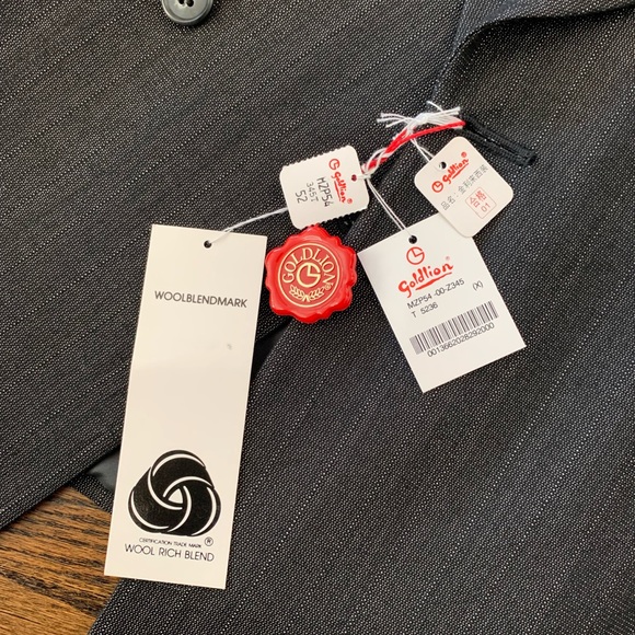 New Goldlion Men’s Suit Asia Sizing, around size 40 Canadian - Picture 3 of 16